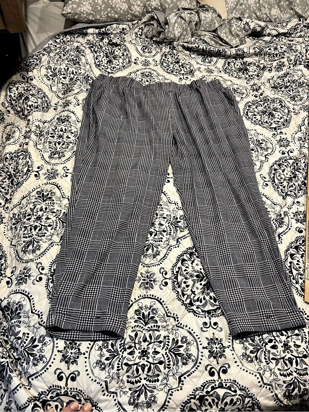 TORRID Houndstooth Ankle Pants in Black & White Size 2